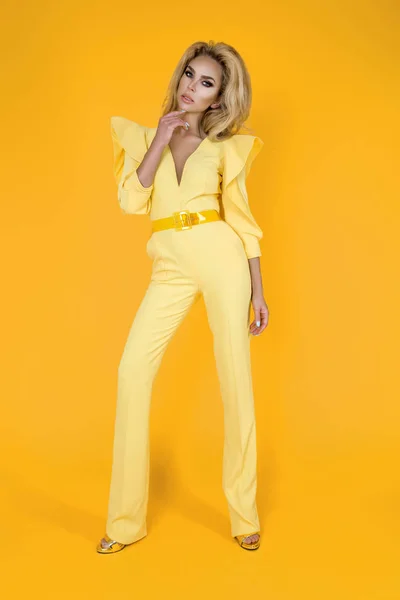 时尚女人在漂亮的黄色连身衣 鞋子和配件 时尚春夏照片 — 图库照片