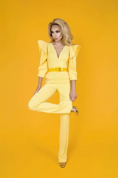 Wanita Cantik Dengan Baju Kuning Yang Bagus Sepatu Dan Aksesoris — Stok Foto