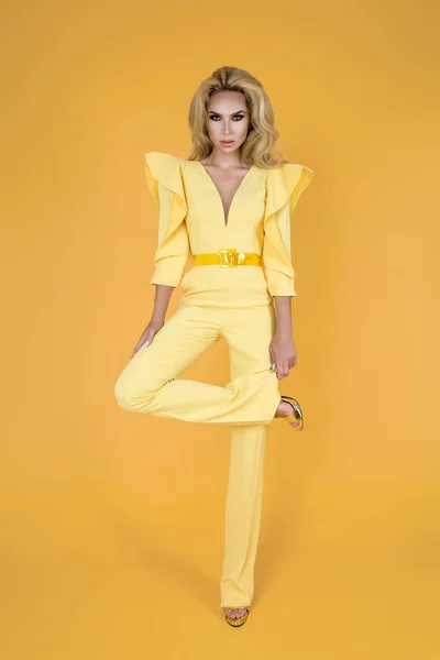 Mulher Elegante Macacão Amarelo Agradável Sapatos Acessórios Moda Primavera Verão — Fotografia de Stock