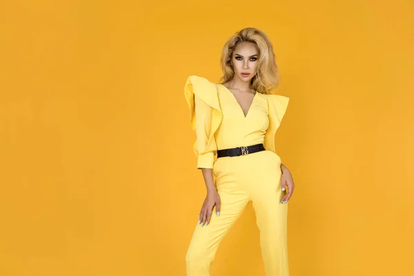 素敵な黄色のジャンプスーツ 靴やアクセサリーでファッショナブルな女性 ファッション春夏の写真 — ストック写真