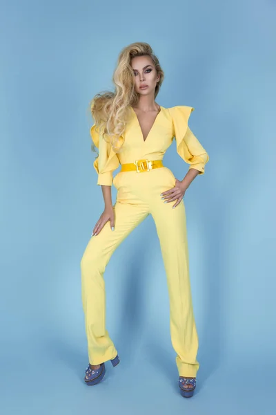 Mulher Loira Elegante Macacão Amarelo Elegante Acessórios Moda Fundo Cor — Fotografia de Stock