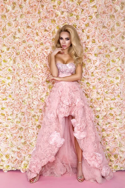 Mooie Bruid Model Roze Verbazingwekkende Trouwjurk Schoonheid Jonge Vrouw Achtergrond — Stockfoto
