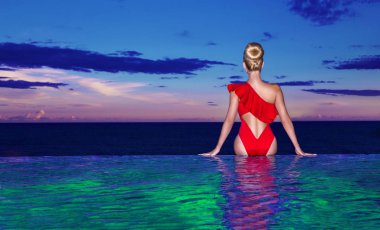 Güneş tabaklanmış ince ve şekilli vücut üzerinde lüks bikini zarif seksi kadın yüzme havuzu yakınında poz olduğunu. Seyahat Yüzme Havuzu tarafından Güneşlenme . Güzellik, Sağlık, Yaşam Tarzı - Resim