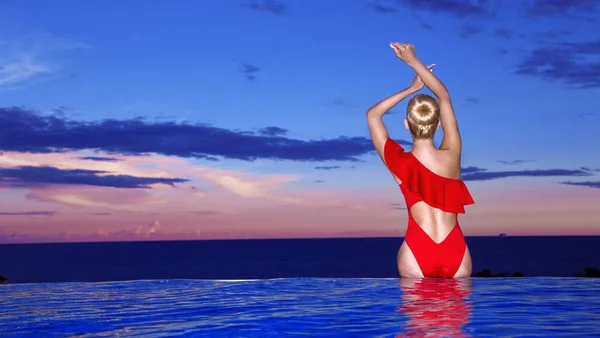 햇볕에 그을린 슬림하고 모양의 비키니를 우아한 섹시한 여성이 수영장 근처에서 — 스톡 사진