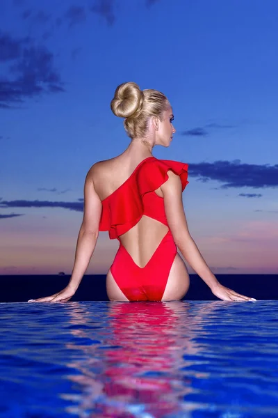 Blízkosti Bazénu Nachází Elegantní Sexy Žena Luxusních Bikinách Sluncem Vyčiněné — Stock fotografie