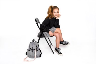 Okula geri dön. Sırt çantası çalışan ve eğlenceli okula gidiyor sevimli çocuk kız - Resim