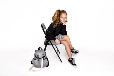 Okula geri dön. Sırt çantası çalışan ve eğlenceli okula gidiyor sevimli çocuk kız - Resim