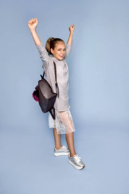 Okula geri dön ve mutlu zaman! Sevimli çalışkan çocuk renkli kağıt duvar ile kırılıyor. Sırt çantası olan bir çocuk. Çalışmaya hazır kız. - Resim