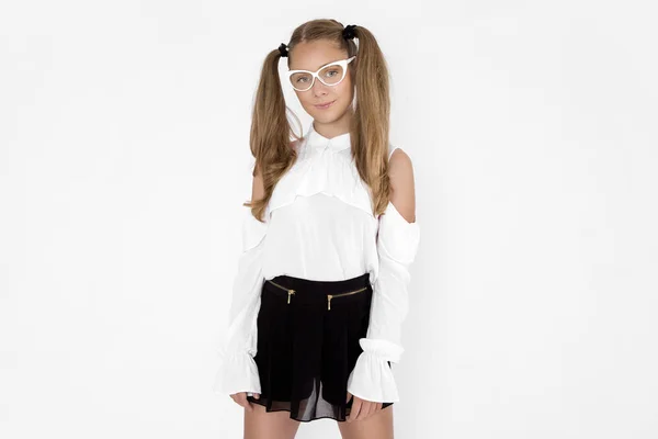 Πανέμορφη Μόδα Νεαρό Μοντέλο Μαθήτρια Casual Χτένισμα Φορώντας Μοντέρνα Γυαλιά — Φωτογραφία Αρχείου