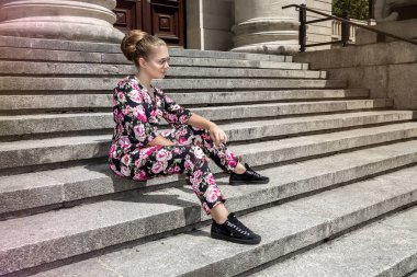 Moda şık güzel genç model yaz sonbahar çiçek giysiler sokakta poz - Resim