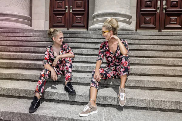 Mor Och Dotter Kul Samma Kläder Fashionabla Familj Bild — Stockfoto