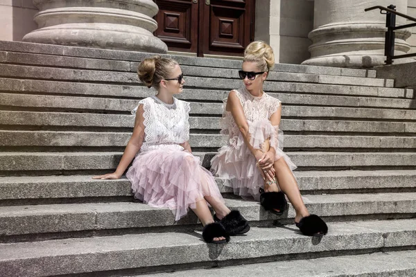 Mãe Filha Divertindo Com Mesmas Roupas Vestindo Saias Tutu — Fotografia de Stock