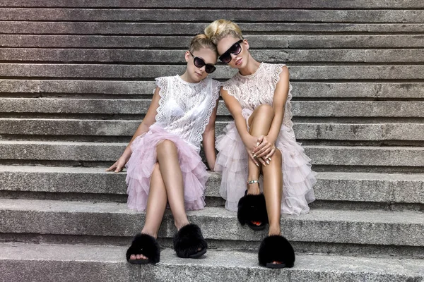 Mãe Filha Divertindo Com Mesmas Roupas Vestindo Saias Tutu — Fotografia de Stock