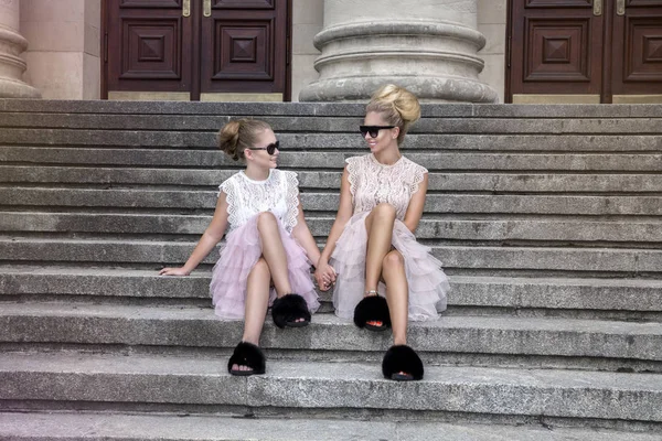 Mãe Filha Divertindo Com Mesmas Roupas Vestindo Saias Tutu — Fotografia de Stock