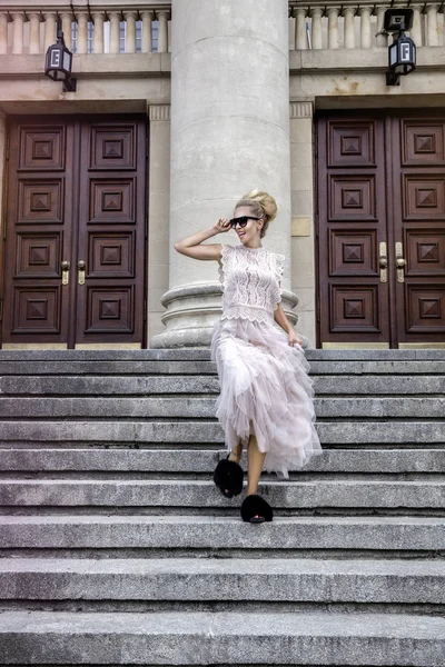 トレンディな衣装を着て 通りを歩くファッショナブルなスタイリッシュな若い女性 — ストック写真