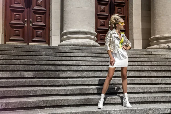 时尚时尚的年轻女子穿着时髦的服装 走在街上 时尚时尚模特 — 图库照片