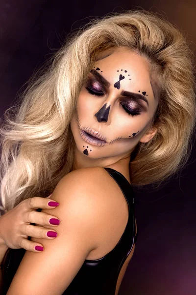 Sexig Häxa Med Halloween Skelett Make Bild — Stockfoto