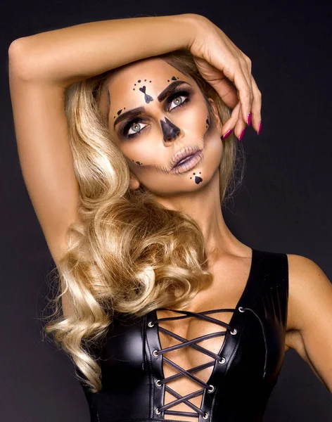 Сексуальная блондинка в макияже на Хэллоуин и кожаном костюме на bl — стоковое фото