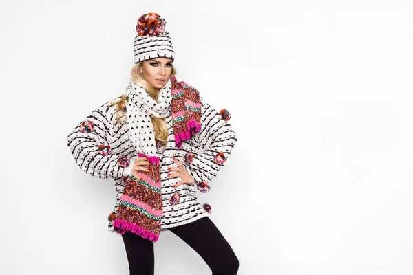 Retrato de mujer hermosa con cara perfecta en gorra de invierno y — Foto de Stock