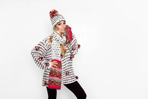 Retrato de mujer hermosa con cara perfecta en gorra de invierno y — Foto de Stock