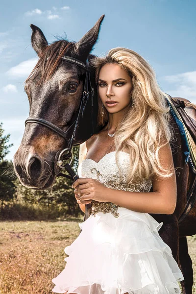 Retrato Caballo Oscuro Una Mujer Hermosa Mujer Glamurosa Con Caballo —  Fotos de Stock