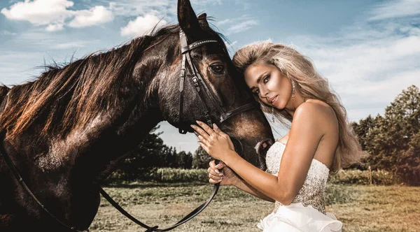 Retrato Cavalo Uma Mulher Escuros Linda Mulher Glamour Com Cavalo — Fotografia de Stock