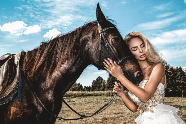 Portrait Cheval Noir Une Femme Belle Femme Glamour Avec Cheval — Photo