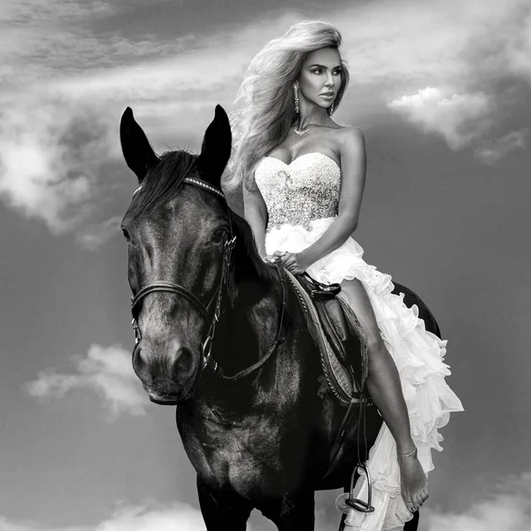 Potret Kuda Hitam Dan Wanita Cantik Glamor Wanita Dengan Kuda — Stok Foto