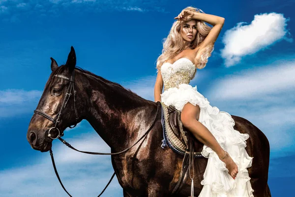 Retrato Caballo Oscuro Una Mujer Hermosa Mujer Glamurosa Con Caballo —  Fotos de Stock