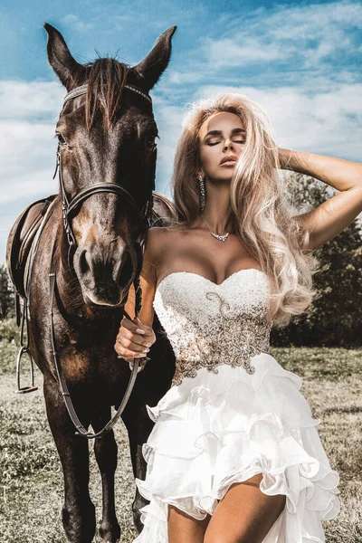 Retrato Cavalo Uma Mulher Escuros Linda Mulher Glamour Com Cavalo — Fotografia de Stock