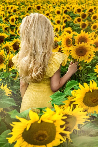 Uma Jovem Feliz Bonita Vestido Amarelo Está Grande Campo Girassóis — Fotografia de Stock