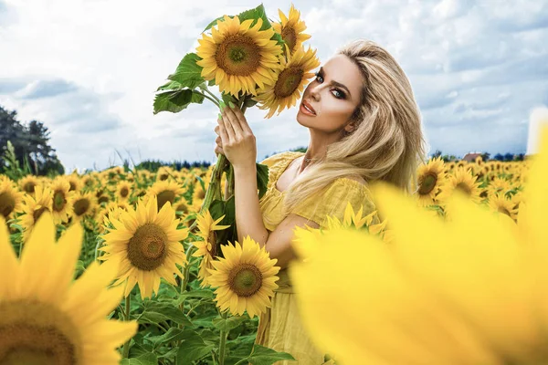 Krásná Mladá Žena Poli Slunečnice Žlutých Šatech — Stock fotografie