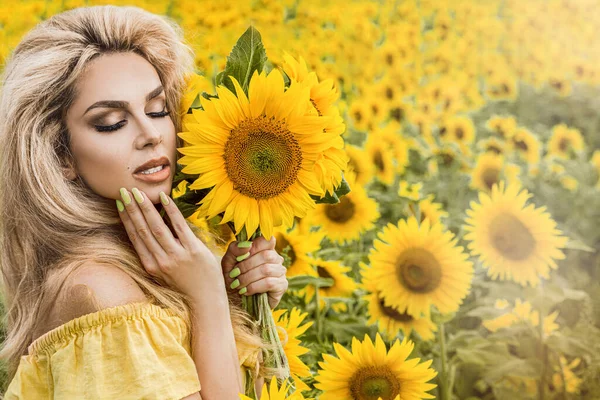 Mulher Bonita Campo Girassóis Vestido Amarelo — Fotografia de Stock