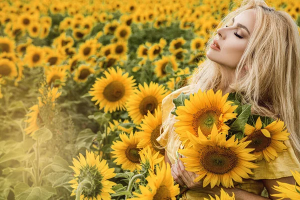 Mulher Bonita Campo Girassóis Vestido Amarelo — Fotografia de Stock