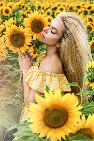 Mooie Jonge Vrouw Een Veld Van Zonnebloemen Een Gele Jurk — Stockfoto