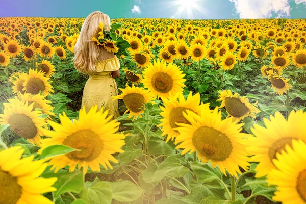 Uma Jovem Feliz Bonita Vestido Amarelo Está Grande Campo Girassóis — Fotografia de Stock