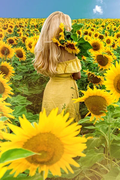 Uma Jovem Feliz Bonita Vestido Amarelo Está Grande Campo Girassóis — Fotografia de Stock