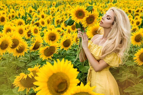 Mulher Bonita Campo Girassóis Vestido Amarelo — Fotografia de Stock