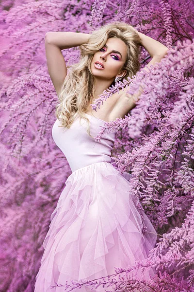 Outdoor Fashion Photo Beautiful Young Woman Surrounded Flowers Spring Blossom — Stock Photo, Image