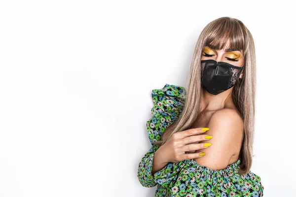 Sosyal Medya Kampanyası Koronavirüsü Önlemek Için Evde Kalın Maskeli Elbiseli — Stok fotoğraf