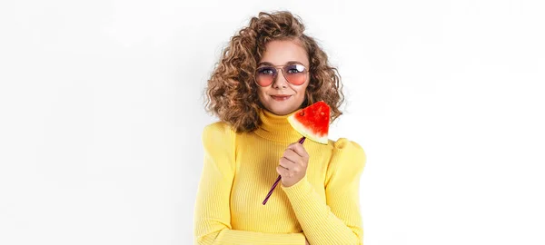 Chica Joven Feliz Con Pelo Rizado Sosteniendo Rebanada Una Sandía —  Fotos de Stock