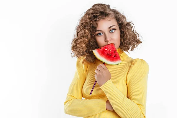 Menina Feliz Com Cabelo Encaracolado Segurando Fatia Uma Melancia Seu — Fotografia de Stock