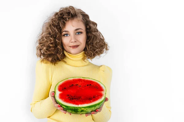 Menina Feliz Com Cabelo Encaracolado Segurando Fatia Uma Melancia Seu — Fotografia de Stock