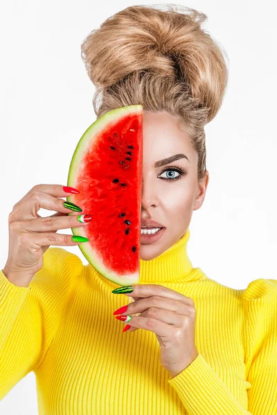 Hermosa Chica Mostrando Las Uñas Manicura Verano Maquillaje Cosméticos Manicura — Foto de Stock