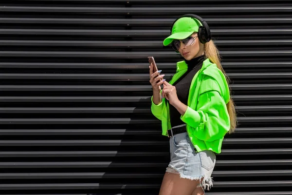 Sporty Girl Does Selfie Beautiful Woman Trendy Sportswear Using Smartphone — Stock Photo, Image