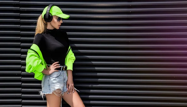 Beautiful Girl Stylish Sportswear Headphones Listens Music Fitness Sport Girl — Stock Photo, Image