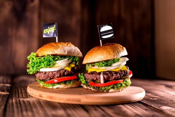 Burger Houten Tafel Een Close Van Thuis Gemaakte Grote Hamburger — Stockfoto