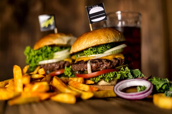 Burgare Träbord Närbild Hemlagad Stor Hamburgare Träbord Ostburgare Dag — Stockfoto