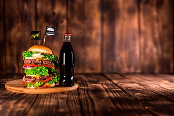 Hamburguesa Sobre Mesa Madera Primer Plano Casa Hizo Hamburguesa Grande — Foto de Stock