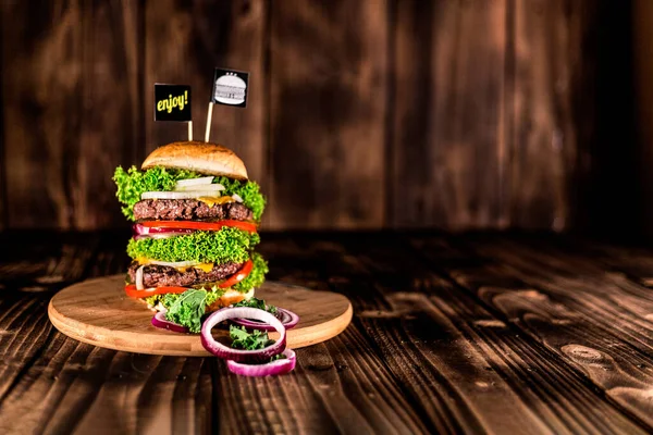 Burger Auf Holztisch Großaufnahme Von Hausgemachtem Big Burger Holztisch Vorhanden — Stockfoto